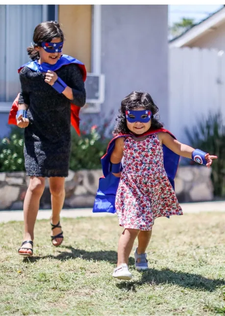 two-girls-dressed-as-superhero