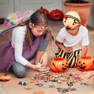 kids sorting their halloween candy